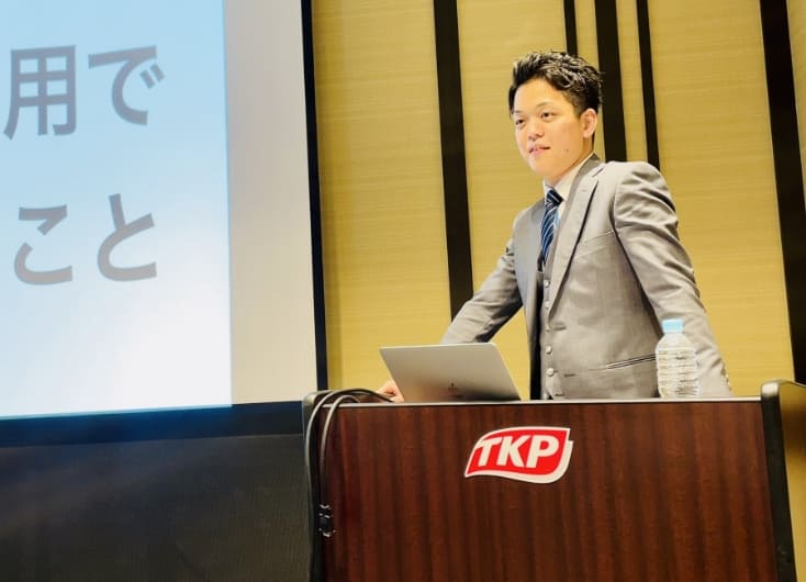 経営を指導するマーケティング部門のサムネイル写真